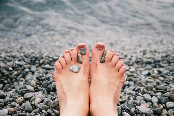 Женские ножки на пляже