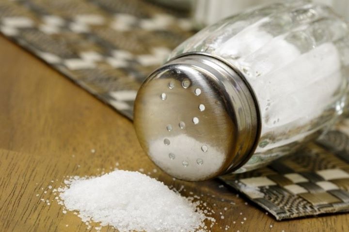 Соль в солонке на столе